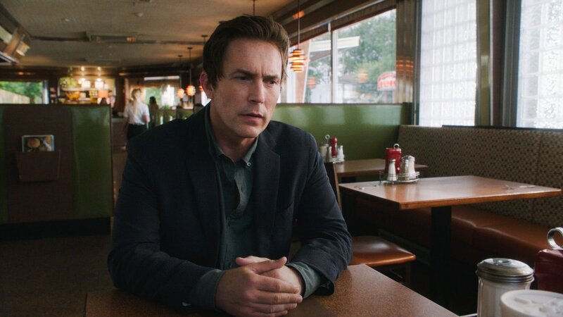 Ob die wachsende Freundschaft zu Michael (Desmond Harrington) Sherlock bei seiner Genesung helfen kann? – Bild: 2017 CBS Broadcasting Inc. All Rights Reserved. Lizenzbild frei