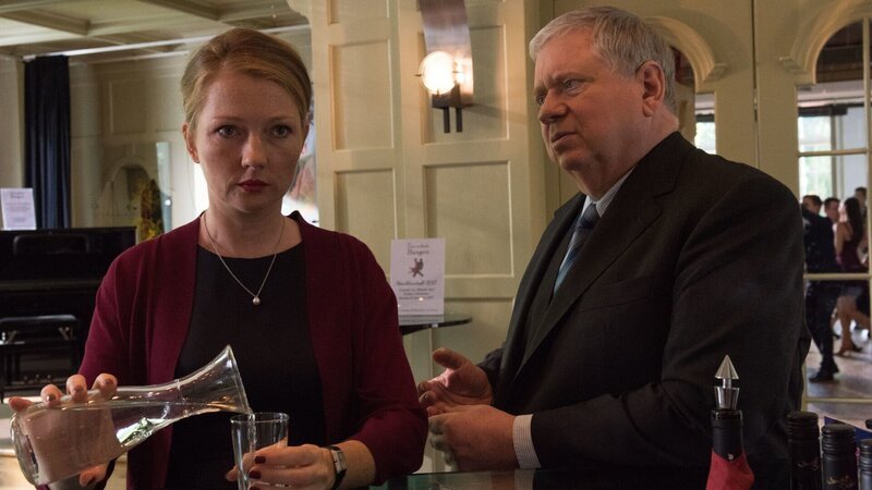 Als Bernd Reuther (Rainer Hunold, r.) ihr von dem Tod ihres Mitarbeiters Timo Licht erzählt, reagiert Tanzlehrerin Sybille Wunderlich (Katja Studt, l.) sichtlich schockiert. – Bild: Honorarfrei – nur für diese Sendung bei Nennung ZDF und Andrea Enderlein