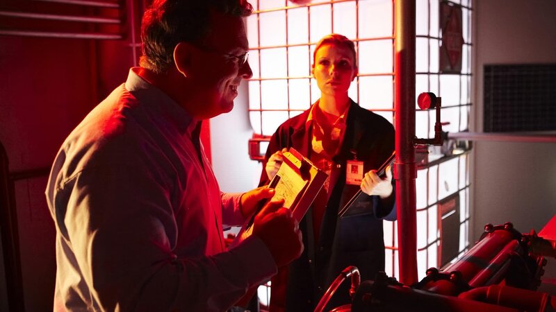 Nach der über zehnstündigen Reise von Peking bereitet sich die Crew von British Airways Flug 38 auf die Landung in London-Heathrow vor. Der Co-Pilot übernimmt die Steuerung in der letzten Flugphase, alles scheint glatt zu gehen _ doch dann fallen unvermittelt beide Triebwerke aus! Das Flugzeug droht wie ein Stein zu Boden zu fallen. Dem Kapitän bleiben nur Sekunden für eine Entscheidung: Mit einem riskanten Manöver gelingt es ihm, die Maschine abzufangen und eine Kollision mit den nahegelegnen Häuserblocks zu vermeiden. – Bild: NDHD /​ National Geographic HD