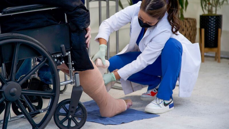 Nahaufnahme von Dr. Sandra Lee, die das von Paula W. befallene linke Bein einwickelt. – Bild: TLC – US & Canada /​ Warner Bros. Discovery, Inc.