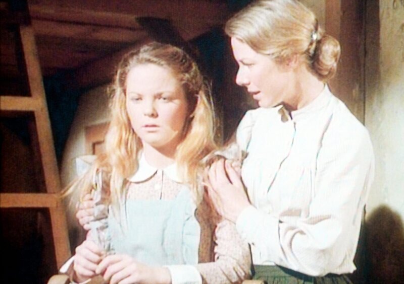 Caroline (Karen Grassle, r.) überbringt ihrer Tochter Mary (Melissa Sue Anderson, l.) die schreckliche Nachricht: Durch eine längst überstandene Augenerkrankung wurden Marys Sehnerven derart geschwächt, dass sie in wenigen Wochen erblinden wird … – Bild: Worldvision Lizenzbild frei