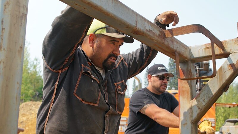 L-R: Juan Ibarra und Travis Stockman betrachten die Waschanlage – Bild: DMAX