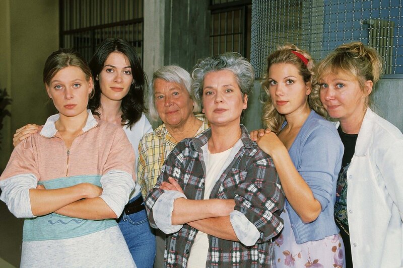 Uschis Clique: v.li. Tina (Katja Strobel), Susanne (Cheryl Shepard), Mutz (Brigitte Renner), Uschi (Barbara Freier), Lollo (Isabella Schmid) und Ilse (Christiane Reiff) – Bild: RTL Passion