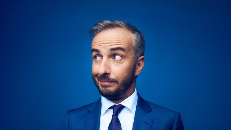 Jan Böhmermann im blauen Anzug vor blauem Hintergrund. – Bild: ZDF, Jens Koch
