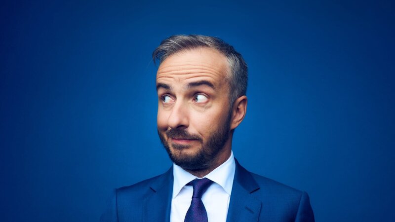 Jan Böhmermann im blauen Anzug vor blauem Hintergrund. – Bild: ZDF und Jens Koch