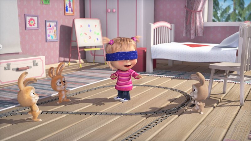 Mascha spielt mit den drei Häschen. – Bild: KiKA/​Animaccord Animation Studio