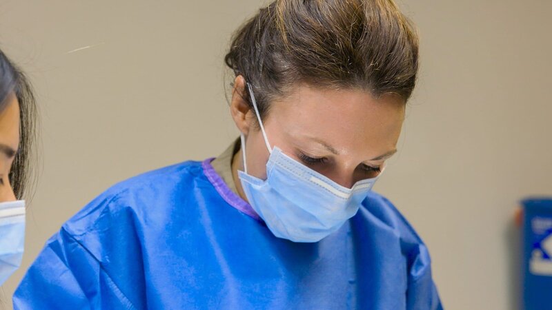 Close Up of Dr Emma in surgical clothing during Jennifer B’s procedure – Bild: Warner Bros. Discovery, Inc.