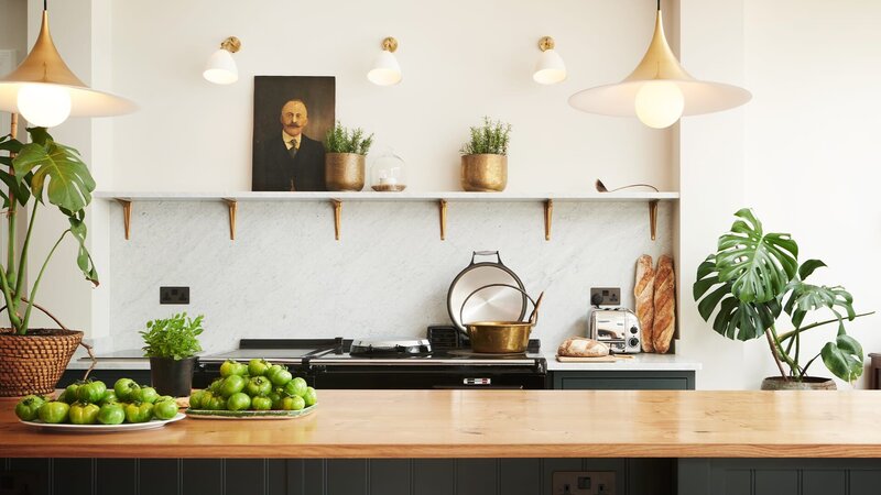 Umgestaltete Küche – Bild: Warner Bros. Discovery