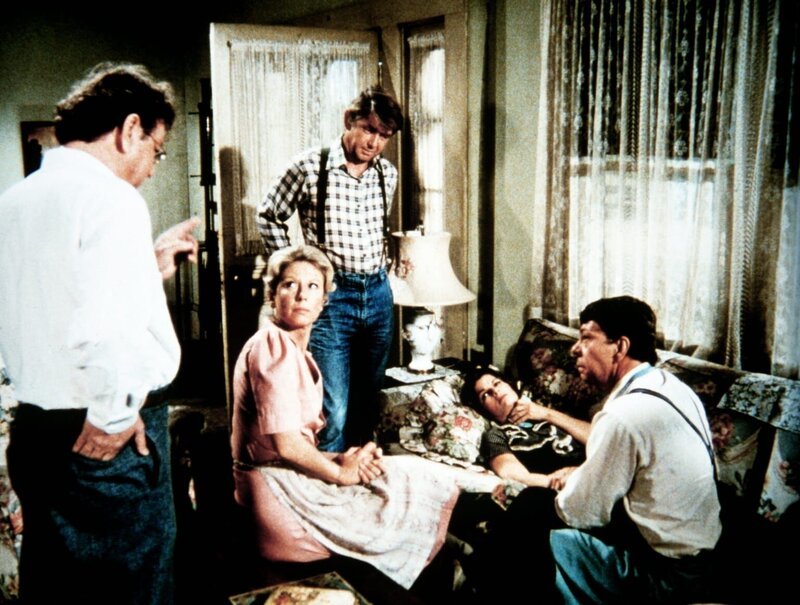 Ike (Joe Conley, r.) und Corabeth (Ronnie Claire Edwards, 2.v.r.) stehen vor dem Ruin. Gemeinsam mit Renshaw (William Phipps, l.) suchen Olivia (Michael Learned, 2.v.l.) und John (Ralph Waite, M.) nach einer Lösung. – Bild: WARNER BROS. INTERNATIONAL TELEVISION