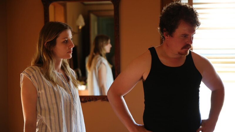 Cindy and Bob in bedroom, Cindy trying to talk to Bob. – Bild: Discovery Communications