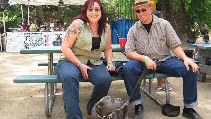 The KittermanÕs and Uggie at the fundraiser for Villalobos Rescue Center. – Bild: Discovery Communications Inc /​ 44 Blue Productions Inc