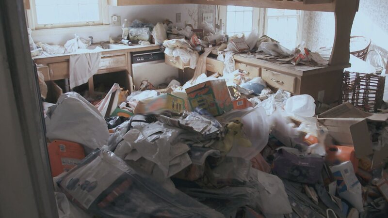 Das Haus, das Ken und Anita gekauft haben, steht seit 14 Jahren leer. Die Lage ist perfekt, doch um es für einen teuren Preis zu verkaufen, muss das Haus unbedingt einen großen, amerikanischen Master Bedroom bekommen. Da der Platz begrenzt ist, müssen die beiden Immobilieninvestoren kreativ werden. – Bild: HGTV