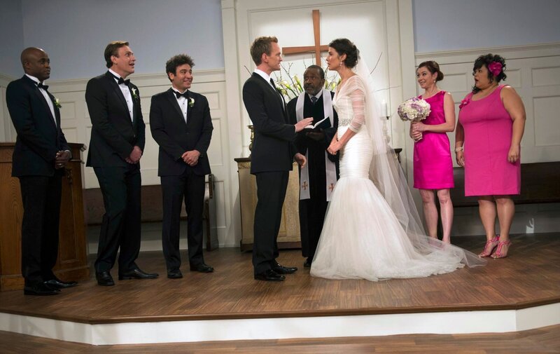 Gespannt warten James (Wayne Brady, l.), Marshall (Jason Segel, 2.v.l.), Ted (Josh Radnor, 3.v.l.), Lily (Alyson Hannigan, 2.v.r.) und Patrice (Ellen D. Williams, r.), dass Sam (Ben Vereen, 4.v.r.) den Bund der Ehe von Barney (Neil Patrick Harris, 4.v.l.) und Robin (Cobie Smulders) schließt. – Bild: 2014 CBS Broadcasting, Inc. All Rights Reserved