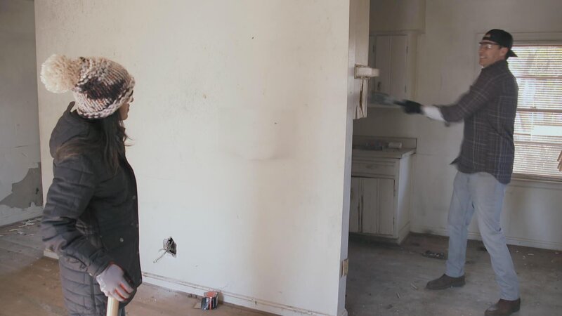 Ken und Anita planen, ein altes Einfamilienhaus in Decatur in Georgia zu modernisieren. Dafür fokussieren sie sich vor allem auf eine neue Fassade, um das Haus von den umliegenden Backsteinhäusern abzuheben. Weil hier jedoch das meiste Budget investiert wird, bleibt nicht mehr viel für die Innenräume übrig. – Bild: HGTV