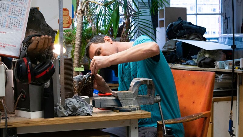 Stefan Dombrowski – elektroniker. – Bild: DMAX