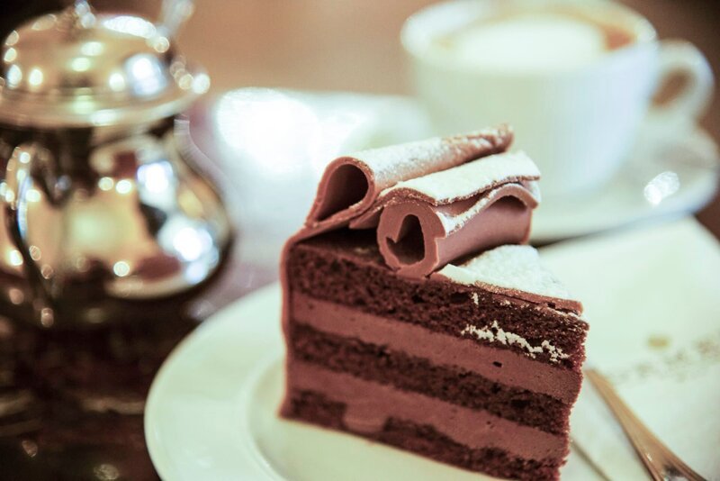 Ein Stück Kuchen im Cafe „Demel“, dem K.u.K. Hofzuckerbaecker für ServusTV’s „Heimatleuchten – So schmeckt Wien“. – Bild: ServusTV