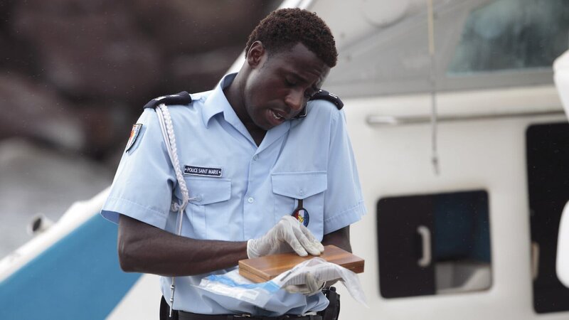 Fidel (Gary Carr) erhält Anweisungen von DI Richard Poole. – Bild: ZDF und Denis Guyenon
