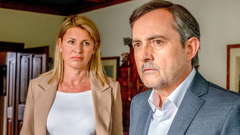 Richard Krimmler (Harald Schrott) wird dazu gezwungen, den Code für den Safe preiszugeben. Er kann sich schließlich befreien und erschießt einen der Räuber in Notwehr. Karin Krimmler (Doris Hindinger) versucht nach den Geschehnissen, ihre Familie zusammenzuhalten. – Bild: Stefanie Leo