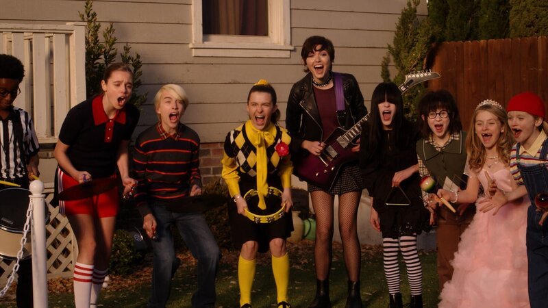 v.li.: Clyde McBride (Jahzir Bruno), Lynn Loud (Annaka Fourneret), Lincoln Loud (Wolfgang Schaeffer), Luan Loud (Catherine Ashmore Bradley), Luna Loud (Sophia Woodward), Lucy Loud (Aubin Bradley), Lisa Loud (Lexi Janicek), Lola Loud (Ella Allan), Lana Loud (Mia Allan) – Bild: Paramount