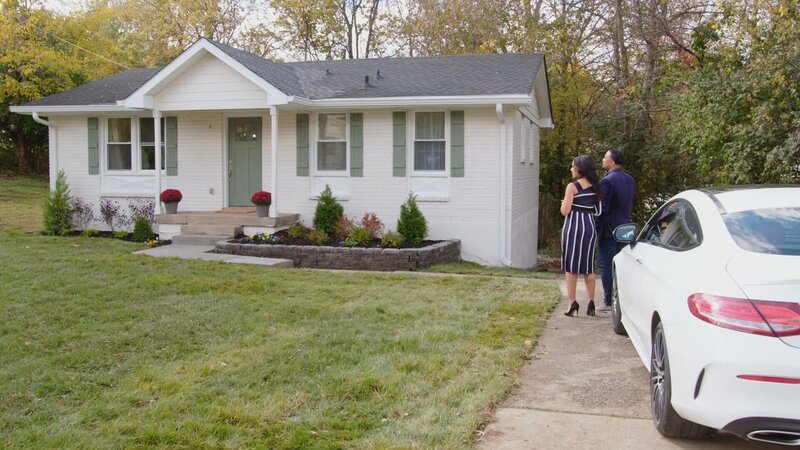 DeRon Jenkins und Page Turner wollen ein heruntergekommenes Cottage im Norden von Nashville in ein gemütliches, modernes Bauernhaus verwandeln. Ihre Pläne geraten jedoch ins Wanken, als versteckte Schäden im Untergrund das gesamte Haus gefährden. – Bild: HGTV