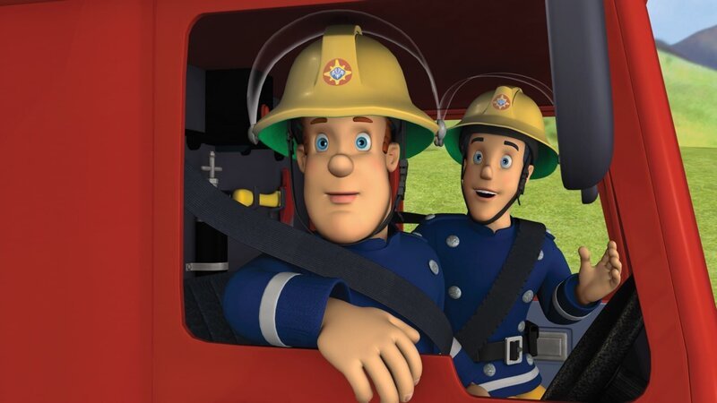 Sam und Elvis wundern sich über Hauptfeuerwehrmann Steele. – Bild: KI.KA/​HIT Entertainment