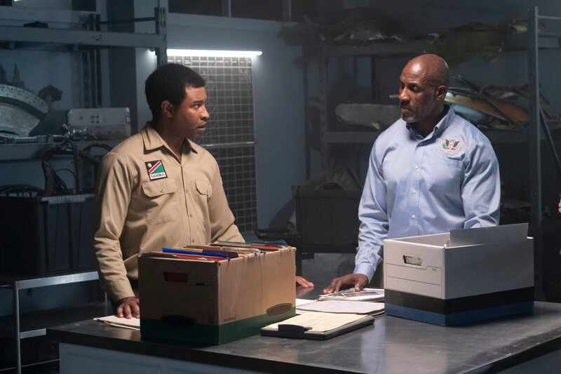The Lead Namibian Investigator (played by Jamaal Grant) and Investigator Dennis Jones (played by Glen Michael Grant) begin to review and analyze important documents, including the pilot’s files, of downed LAM Mozambique Flight 470. – Bild: The National Geographic Channel