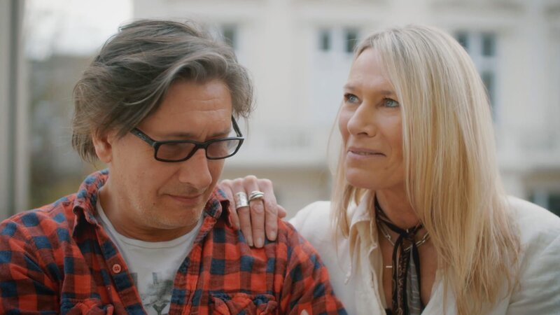 Paul O’Leary und Helen Parker – Bild: Warner Bros. Discovery