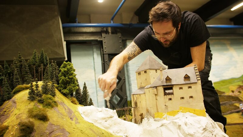 Martin Tschöke and his son Paul are working on an all-terrain truck. – Bild: DMAX