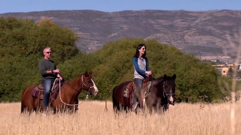 Als Chris und Heather aus New York das Hochgebirgsdorf Midway in Utah zum ersten Mal besuchen, verlieben sie sich sofort in seinen altmodischen Charme und den atemberaubenden Blick auf die Bergwelt. Mit seinen zahlreichen Outdoor-Aktivitäten in unmittelbarer Nähe ist Midway für das Paar und seine Kinder der ideale Urlaubsort. Ihr Traum-Ferienhaus soll einen offenen Grundriss haben, genug Platz für Freunde und Verwandte sowie eine urig-moderne Ausstattung bieten. – Bild: HGTV /​ Tanja Bachetzky
