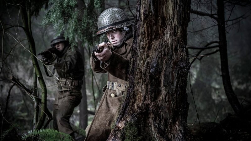 Schlagwörter: hitler’s last stand, national geographic, Fernsehen, Smithsonianl, Parallaxe; Autor: Sean F. White; Bewertung: 2; Thema: Langley, British Columbia, Kanada – WIEDERVEREINIGUNG – US-Soldaten feuern auf Deutsche, die Granaten werfen. (L-R) Connor Anthony und Harrison MacDonald. – Bild: Holdout Productions II Inc./​Sean F. White