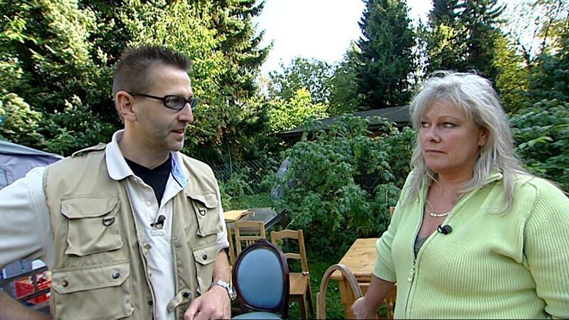 Helga hat Schwierigkeiten, sich von liebgewordenen Erinnerungsstücken zu trennen. Kann Verkaufsexperte Dete sie überzeugen? – Bild: RTLZWEI