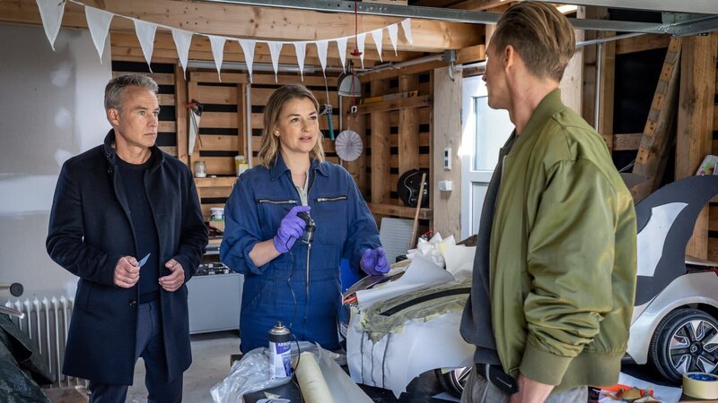 Jan Maybach (Marco Girnth, l.) und Moritz Brenner (Johannes Hendrik Langer, r.) benachrichtigen Violetta Jedinger (Ines Lutz, M.) über den Tod ihres Mannes. – Bild: ZDF und Uwe Frauendorf