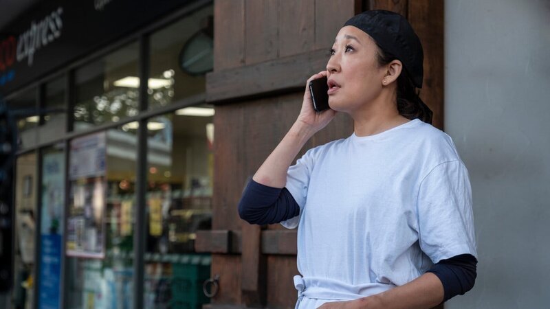 Nach den Vorkommnissen in Rom hat Eve (Sandra Oh) mit dem Geheimdienst abgeschlossen. Weit weg von Verhören und Auftragskillern, versucht sie, ihr Leben wieder auf die Reihe zu kriegen. – Bild: ZDF und Laura Radford