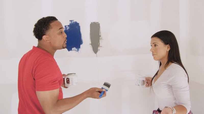 Eine Immobilie muss erst noch von DeRon und Page fertig renoviert werden, bevor sie für den Verkauf infrage kommt. Doch obwohl das Haus nicht mal Wände hat, birgt es einige Herausforderungen und Probleme für die Immobilien-Profis. – Bild: HGTV