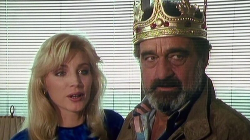 Der glückliche Mark: Nina (Shannon Tweed) hat es auf Marks (Victor French) Geld abgesehen. – Bild: Bibel TV