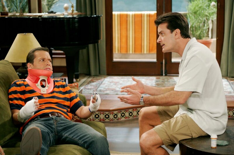 Alan (Jon Cryer, l.) stürzt beim Versuch, die Satellitenschüssel seines Bruders Charlie (Charlie Sheen, r.) auszurichten, vom Dach und verletzt sich so schwer, dass es ihm unmöglich ist, seinen Sohn Jake übers Wochenende zu übernehmen. Charlie verspricht ihm, an seiner Stelle für Jake zu sorgen … – Bild: Turner