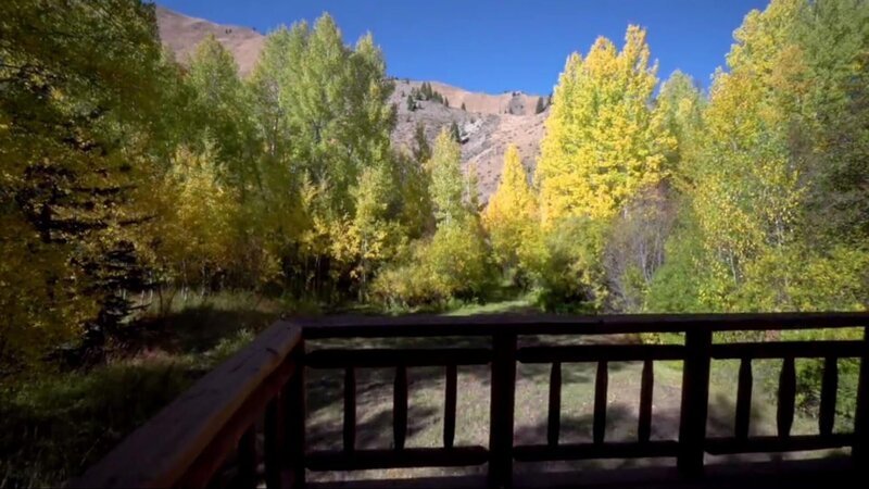 Josh und Stephanie sind auf der Suche nach einem Eigenheim in Ketchum, Idaho, um ihren kleinen Sohn inmitten der spektakulären Bergwelt aufwachsen zu lassen. Das Paar liebt die Natur, Wandern, Biken und Wintersport und hofft, mit Hilfe von Real Estate-Agent Travis ein passendes Objekt in dem Städtchen am Fuße des Bald Mountain zu finden. Denn Ketchum bietet nicht nur Weltklasse-Skipisten und -Trails, sondern auch eine florierende Kunst- und Kulturszene. – Bild: HGTV /​ Tanja Bachetzky
