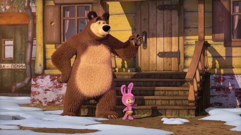 Mascha und der Bär winken den Häschen zum Abschied. – Bild: KiKA/​Animaccord Animation Studio