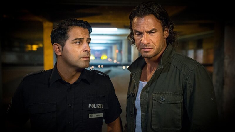Der Action-Darsteller Tim Schneider (Stephan Luca, r.) gesteht Tarik (Serhat Cokgezen, l.), dass ihm die Alltagsrealität eines Streifenpolizisten doch nähergeht, als er vermutet hätte. – Bild: ZDF und Boris Laewen