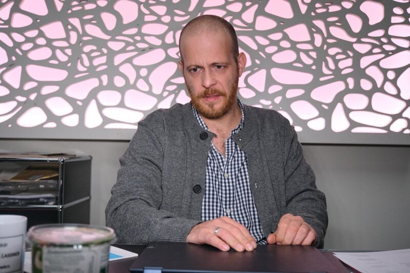 Tobias Herz bleibt stehen, weil Vivien plötzlich online ist. – Bild: RTL