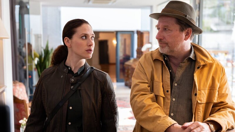 Irene Russmeyer (Fanny Krausz) und Hubert Mur (Michael Fitz) ermitteln im Hotel. – Bild: ZDF und Satel Film/​Lisa Kutzelnig