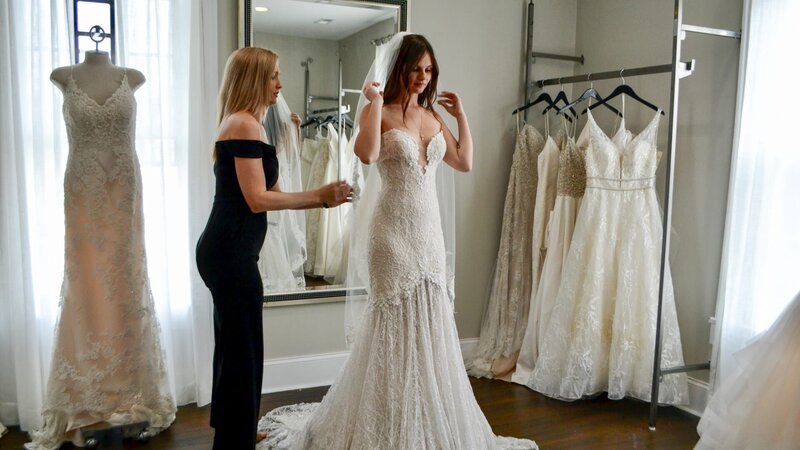 Julia in a wedding dress. – Bild: Discovery Communications, LLC