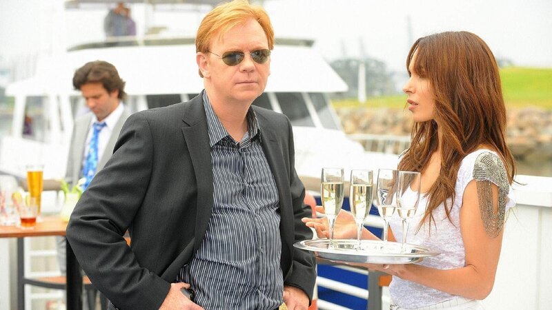 Horatio (David Caruso, l.) und sein CSI-Team müssen dem populärsten Club Miamis einen Besuch abstatten, um den Mord an einem sogenannten „Bottle-Girl“ aufzuklären. – Bild: TVNOW /​ CBS