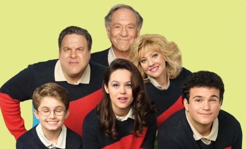 Affiche: Jeff Garlin, George Segal, Wendi McLendon-Covey, Sean Giambrone, Hayley Orrantia, Troy Gentile – Bild: Sony Pictures Television/​ABC