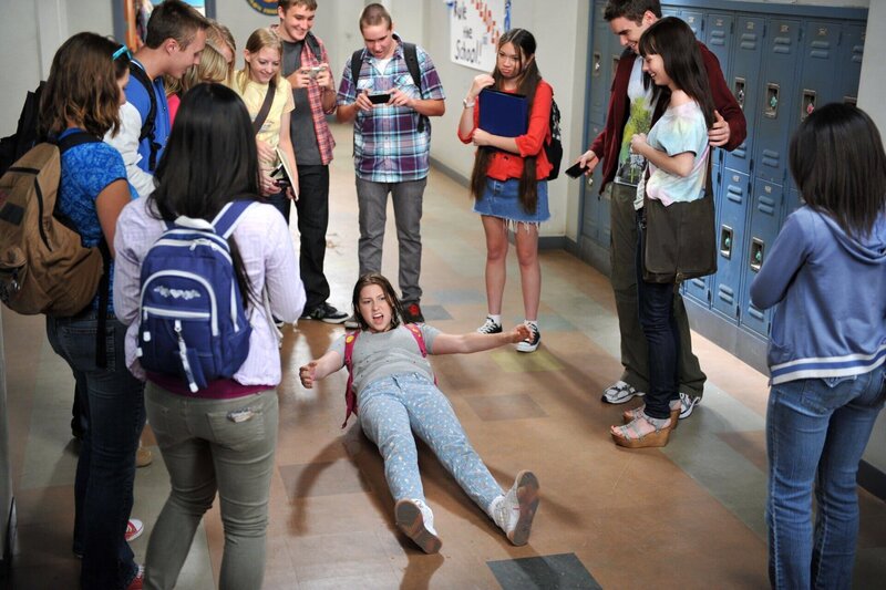 Sue freut sich riesig, dass sie jetzt endlich auf die Highschool geht. Ihr Bruder Axl sieht das jedoch völlig anders, läuft er doch Gefahr, durch ihr ungeschicktes Verhalten öffentlich gedemütigt zu werden. – Bild: HBOH