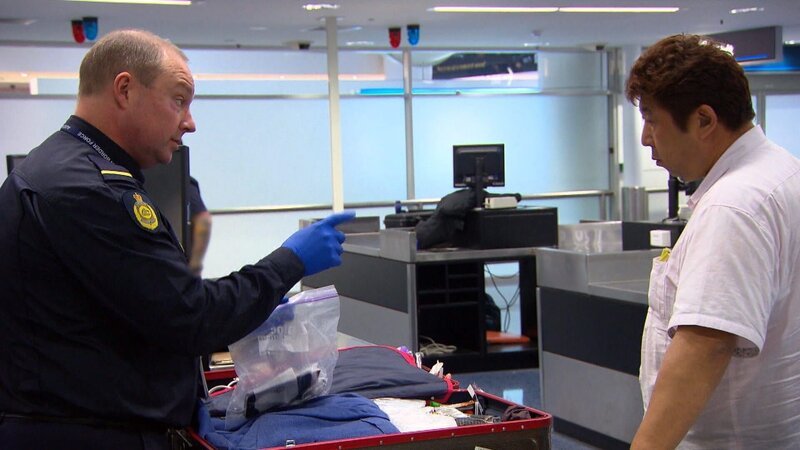 Ein Mann aus Japan benutzt einen Pass, der einem anderen Mann zu gehören scheint … – Bild: Seven Network (Operations) Limited