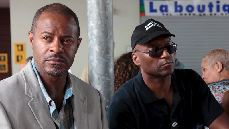 Leon Hamilton (Jeff Alexander, l.) soll den Gefangenen Vincent Carter (Colin Salmon, r.) nach Sainte Marie eskortieren. – Bild: ZDF und Denis Guyenon