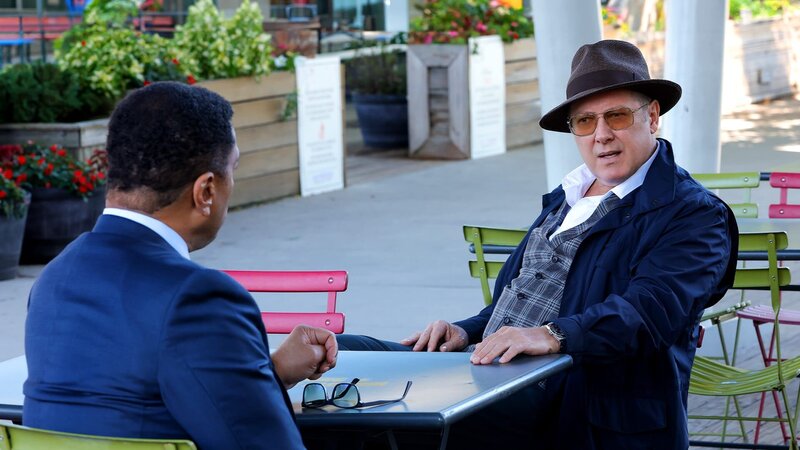 Harold Cooper (Harry Lennix, l.) und Raymond ‚Red‘ Reddington (James Spader, r.) – Bild: AXN Black