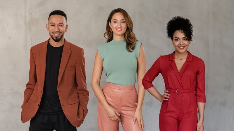RTLZWEI NEWS Moderatoren v. li.: Jonas Himmel, Jasamin Mehregani und Janique Johnson – Bild: RTLZWEI / Moritz Jansen / Kathrin Kraus RTLZWEI NEWS Moderatoren v. li.: Jonas Himmel, Jasamin Mehregani und Janique Johnson – Bild: RTLZWEI / Moritz Jansen / Kathrin Kraus
