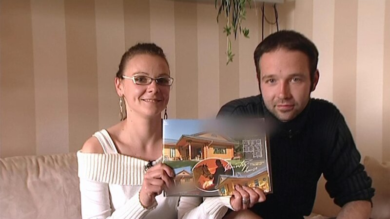 Das Haus von Franziska und Stefan wird ein stattliches Blockbohlenhaus. In einem Teil des Hauses wollen sie Ferienwohnungen integrieren. Bevor die beiden von ihrem Haus profitieren können, müssen sie Zeit, Geld und Kraft investieren. – Bild: RTLZWEI